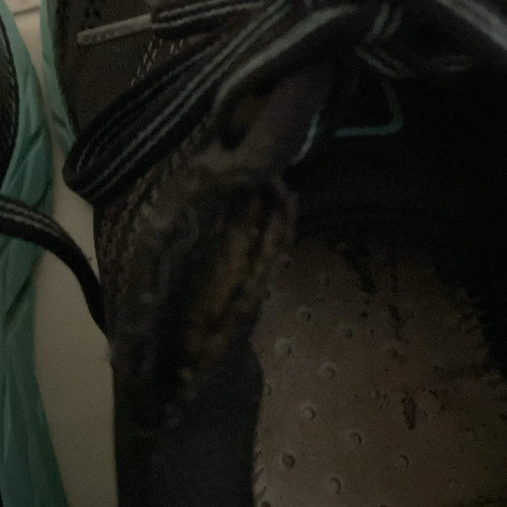 Hold women’s sneakers